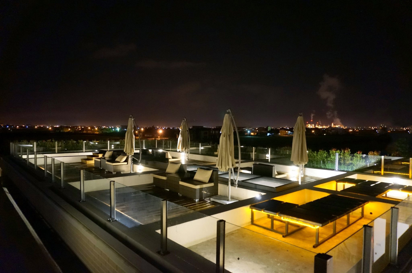 Loherb Night: Glow Sticks Light Up a Dreamy Evening